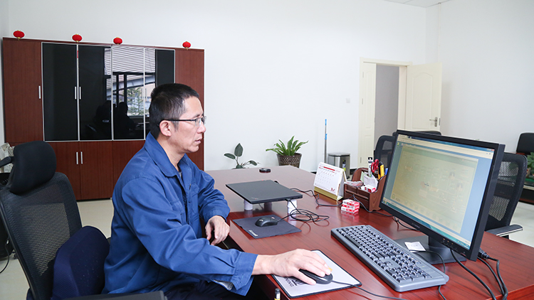 肖云通過在線檢測系統，分析選礦生產數據.JPG