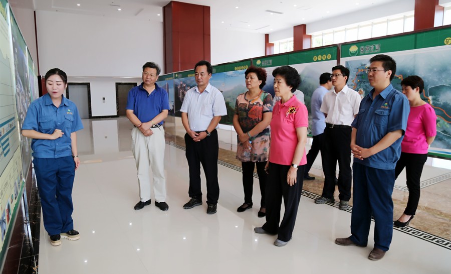 1-2015年8月，全國政協(xié)副主席、中國科學(xué)院院士王志珍一行蒞臨金徽股份調(diào)研。.jpg