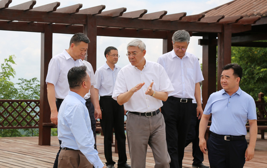 7-2021年7月，中共中央委員、時任甘肅省委書記尹弘蒞臨金徽股份調(diào)研指導(dǎo)防災(zāi)減災(zāi)和綠色礦山建設(shè)情況。.jpg
