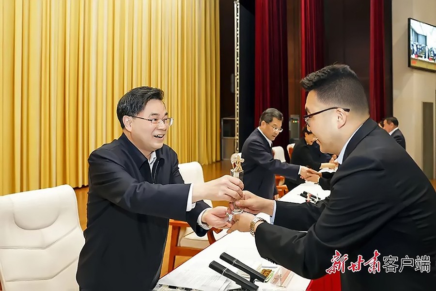 2-2023年5月，省委書記、省人大常委會主任胡昌升為金徽礦業(yè)旅游景區(qū)授“全省文化旅游發(fā)展突出貢獻集體獎”。.jpg