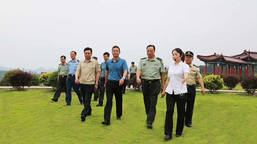 17-2020年7月，省委常委、省軍區(qū)司令員王文清蒞臨金徽股份調(diào)研企業(yè)編兵和綠色礦山建設(shè)工作是表示：金徽股份將民兵作為企業(yè)應(yīng)急救援力量的一員，充分發(fā)揮了民兵作用，立起了在企業(yè)編兵的標(biāo)桿。.jpg