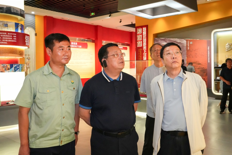 2024.06.23全國政協(xié)委員、 陜西省政協(xié)副主席、民建陜西省委會主委李忠民蒞臨金徽股份調(diào)研.jpg