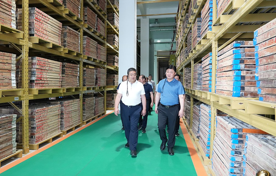 51-2022年6月，省農(nóng)業(yè)農(nóng)村廳一級巡視員朱寶瑩蒞臨金徽股份調(diào)研綠色礦山建設(shè)工作。.jpg