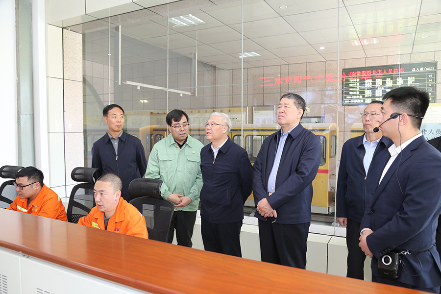 全國政協(xié)常委，省政協(xié)副主席，民進中央常委、甘肅省主委尚勛武調(diào)研金徽股份時強調(diào)，要加強科技創(chuàng)新與人才培養(yǎng)。-900.jpg